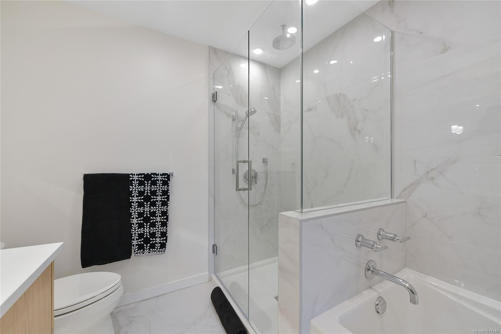 302-5118 Cordova Bay Rd, Saanich, BC - Indoor Photo Showing Bathroom