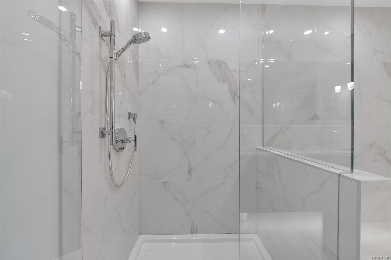 302-5118 Cordova Bay Rd, Saanich, BC - Indoor Photo Showing Bathroom