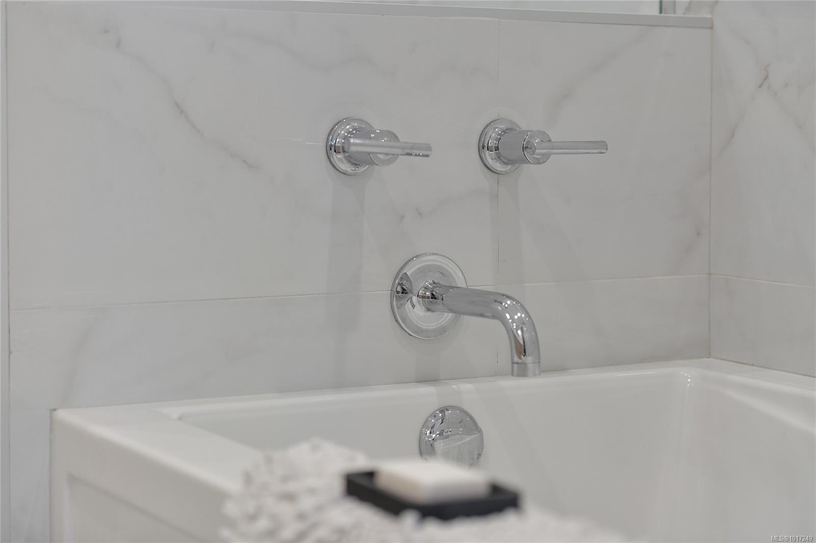 302-5118 Cordova Bay Rd, Saanich, BC - Indoor Photo Showing Bathroom