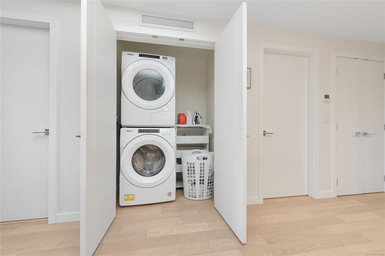 302-5118 Cordova Bay Rd, Saanich, BC - Indoor Photo Showing Laundry Room