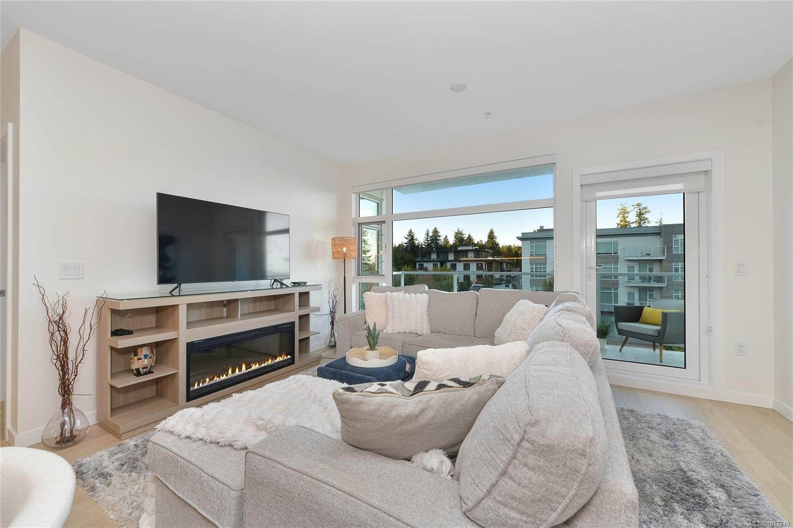 302-5118 Cordova Bay Rd, Saanich, BC - Indoor Photo Showing Living Room With Fireplace