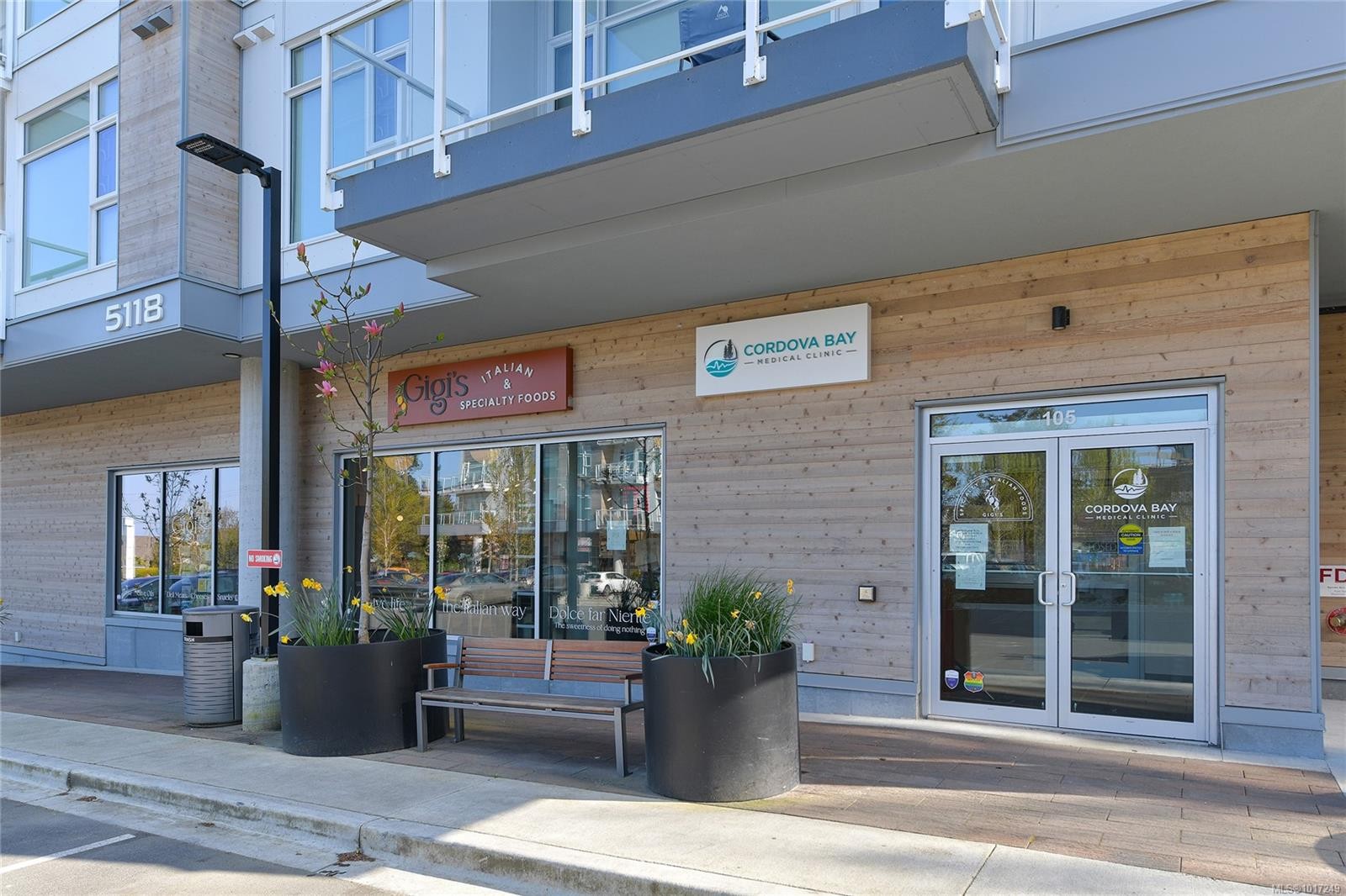 302-5118 Cordova Bay Rd, Saanich, BC - Outdoor