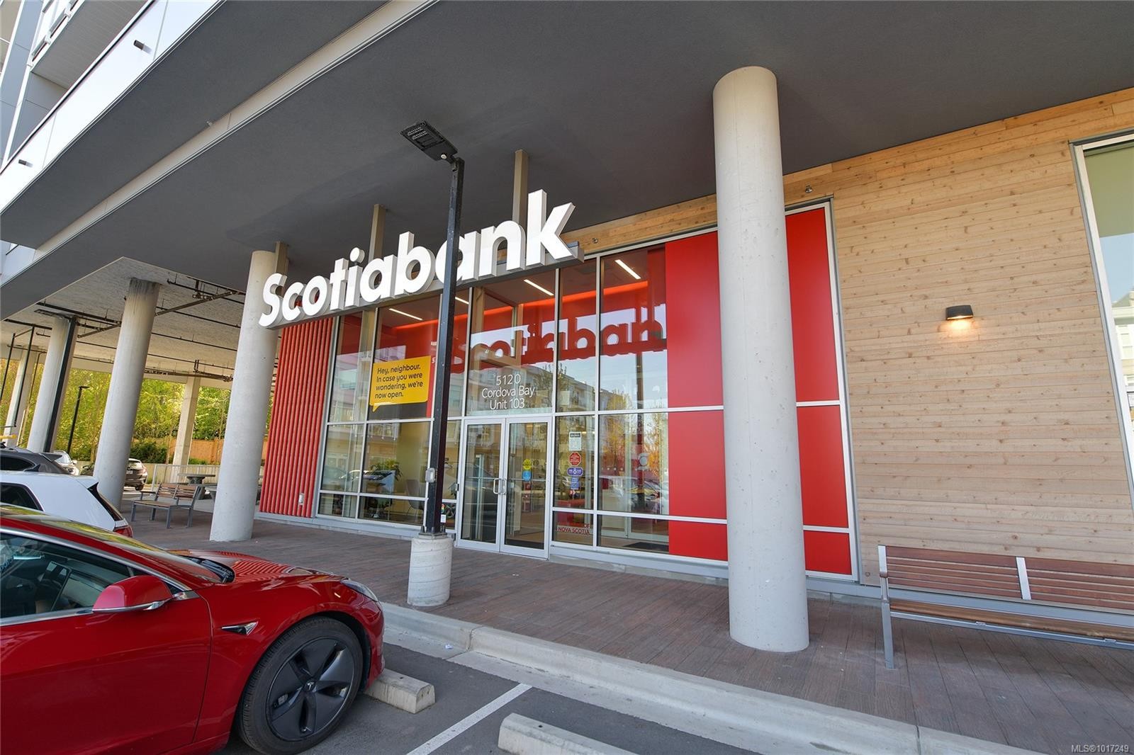 302-5118 Cordova Bay Rd, Saanich, BC - Photo Showing Garage