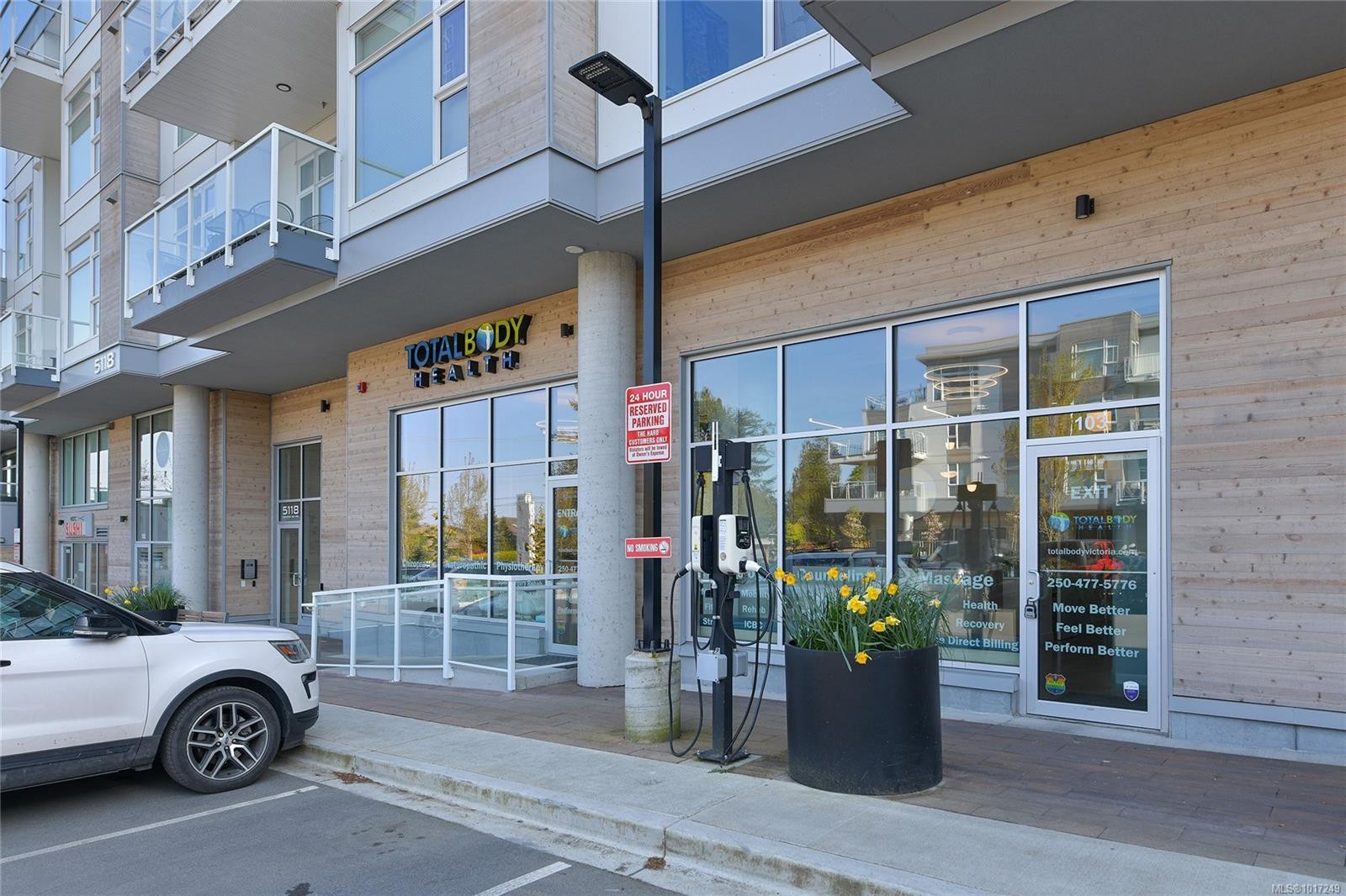 302-5118 Cordova Bay Rd, Saanich, BC - Outdoor