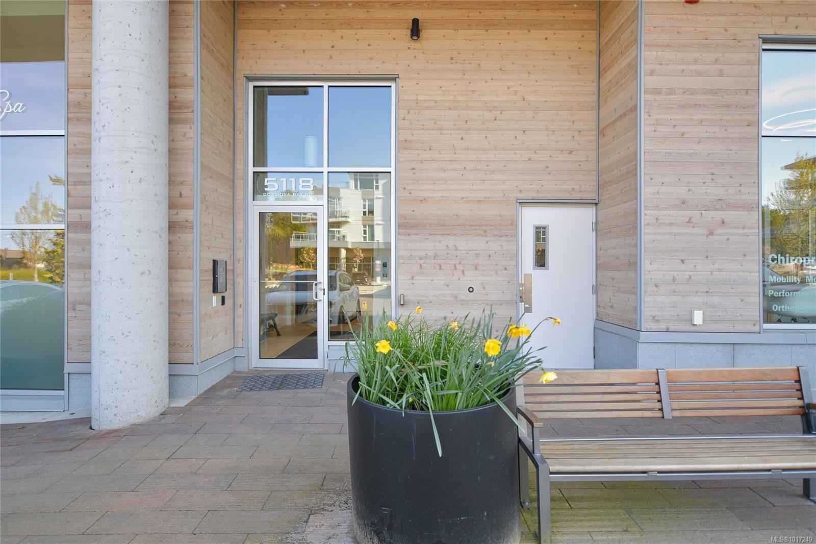 302-5118 Cordova Bay Rd, Saanich, BC - With Exterior