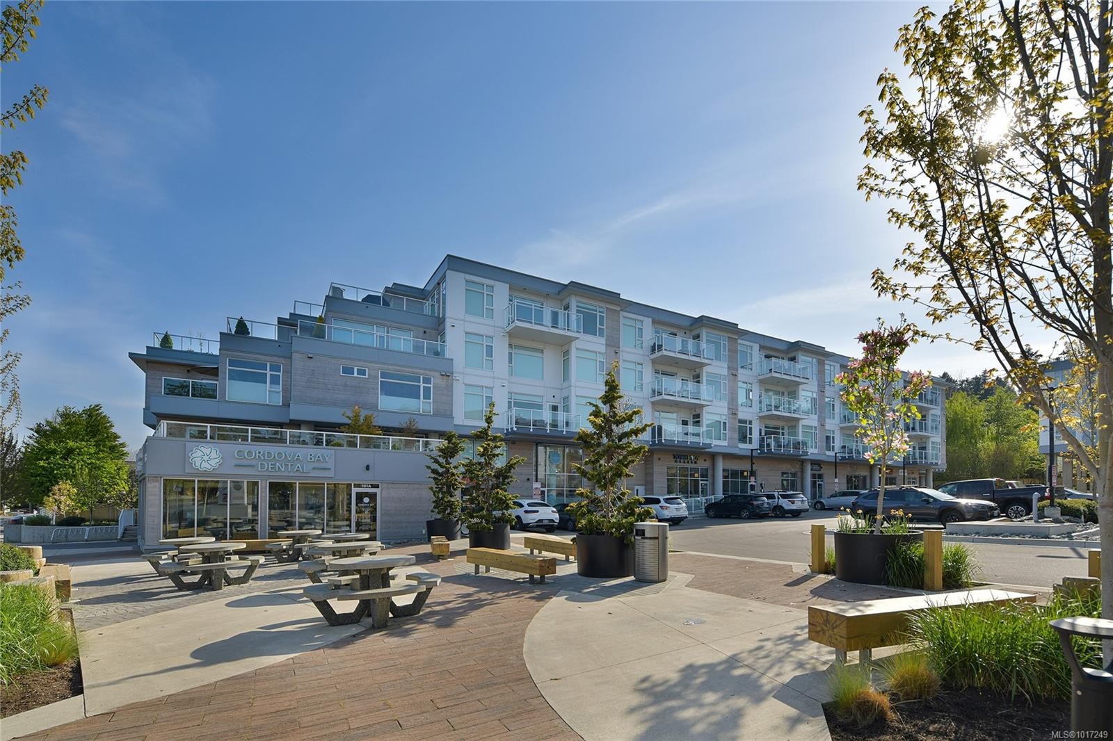 302-5118 Cordova Bay Rd, Saanich, BC - Outdoor With Facade