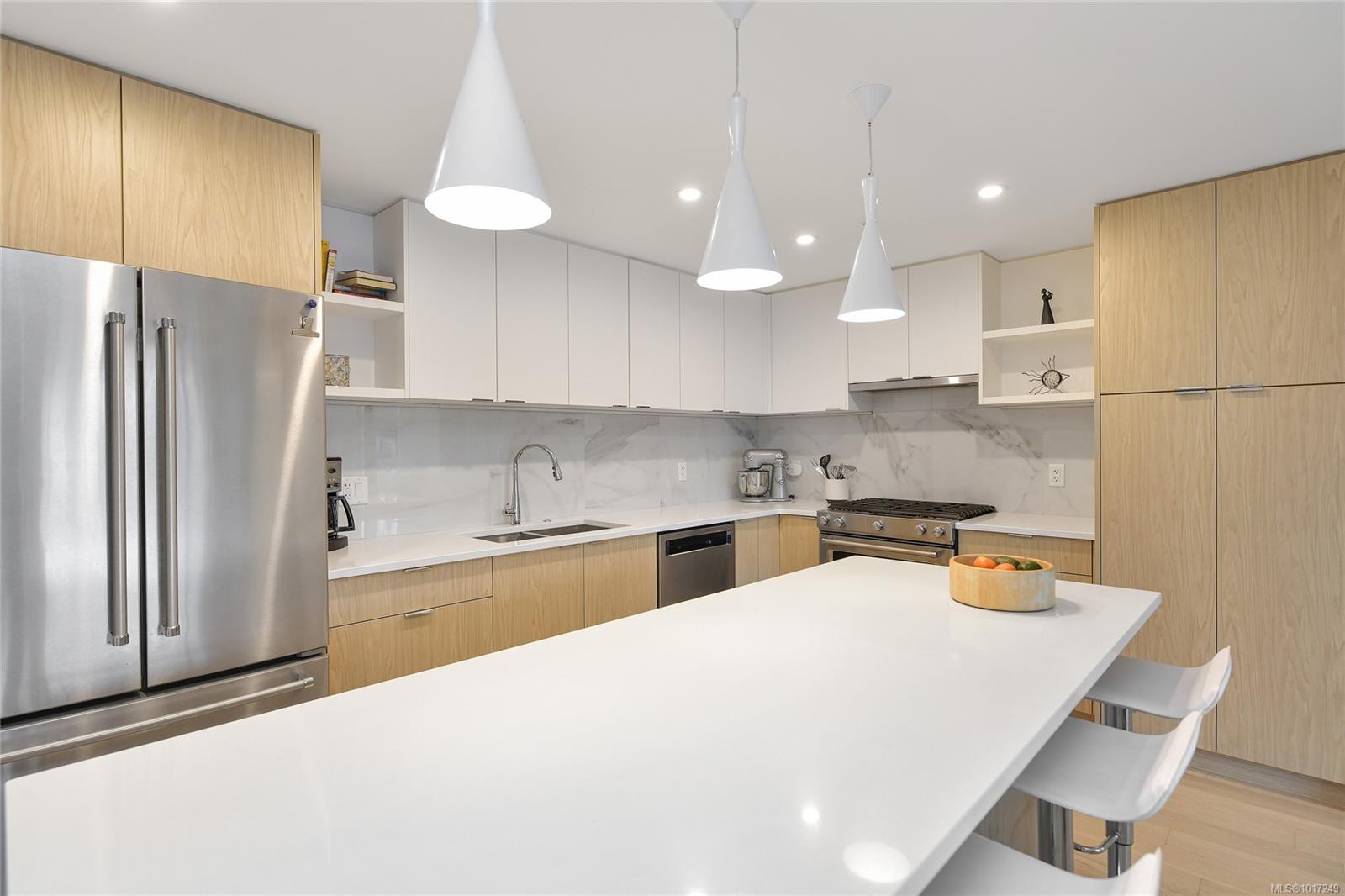 302-5118 Cordova Bay Rd, Saanich, BC - Indoor Photo Showing Kitchen With Double Sink With Upgraded Kitchen