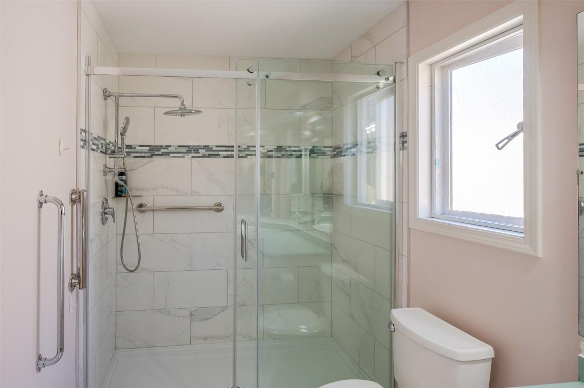 53-3333 South Main Street, Penticton, BC - Indoor Photo Showing Bathroom