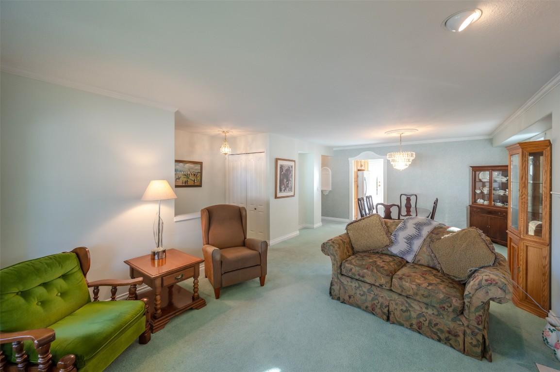 53-3333 South Main Street, Penticton, BC - Indoor Photo Showing Living Room