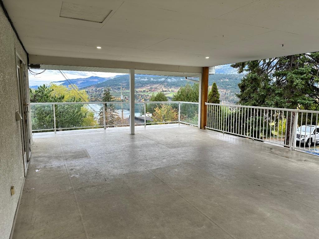 7910 Lakeview Drive, Coldstream, BC -