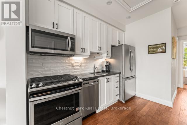 B#206 - 1869 Muskoka Road 118 Highway W, Muskoka Lakes (Monck (Muskoka Lakes)), ON - Indoor Photo Showing Kitchen With Upgraded Kitchen