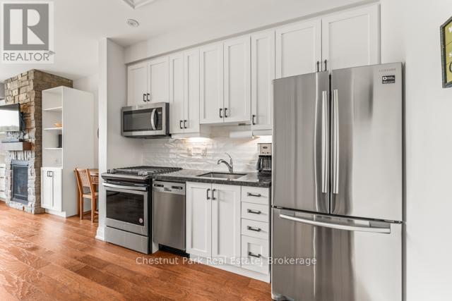 B#206 - 1869 Muskoka Road 118 Highway W, Muskoka Lakes (Monck (Muskoka Lakes)), ON - Indoor Photo Showing Kitchen With Upgraded Kitchen