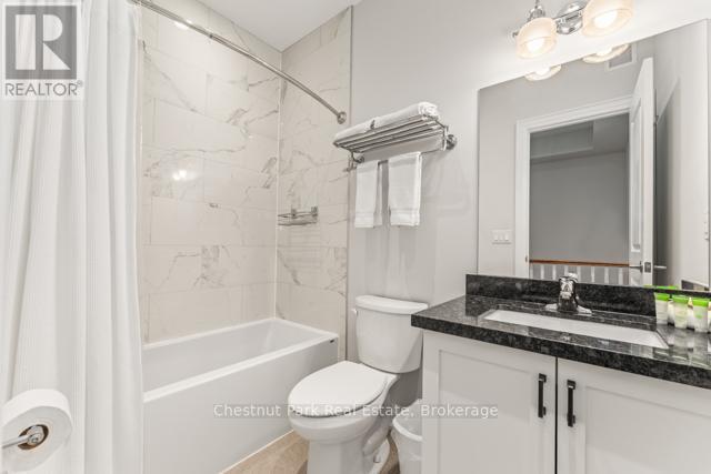 B#206 - 1869 Muskoka Road 118 Highway W, Muskoka Lakes (Monck (Muskoka Lakes)), ON - Indoor Photo Showing Bathroom