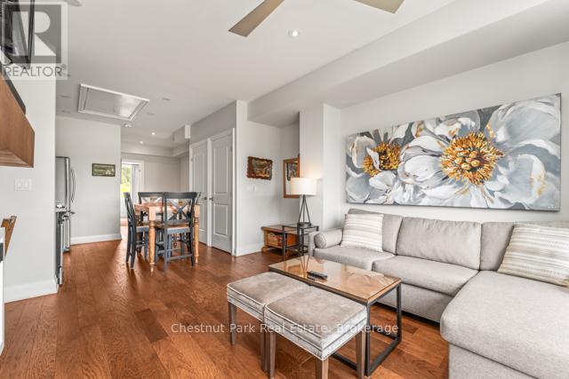 B#206 - 1869 Muskoka Road 118 Highway W, Muskoka Lakes (Monck (Muskoka Lakes)), ON - Indoor Photo Showing Living Room