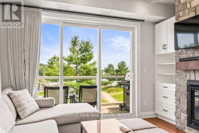 B#206 - 1869 Muskoka Road 118 Highway W, Muskoka Lakes (Monck (Muskoka Lakes)), ON - Indoor Photo Showing Living Room