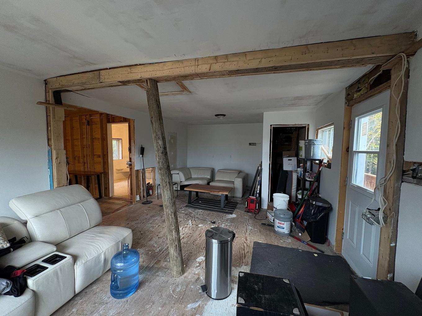 Salon - 6328 Rg Bisson, Rouyn-Noranda, QC - Indoor