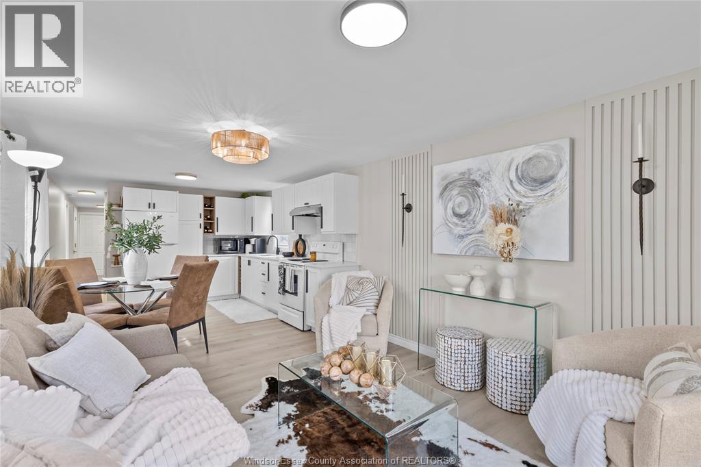 3 Lilac Court, Mcgregor, ON - Indoor Photo Showing Living Room