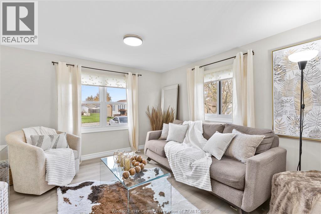 3 Lilac Court, Mcgregor, ON - Indoor Photo Showing Living Room