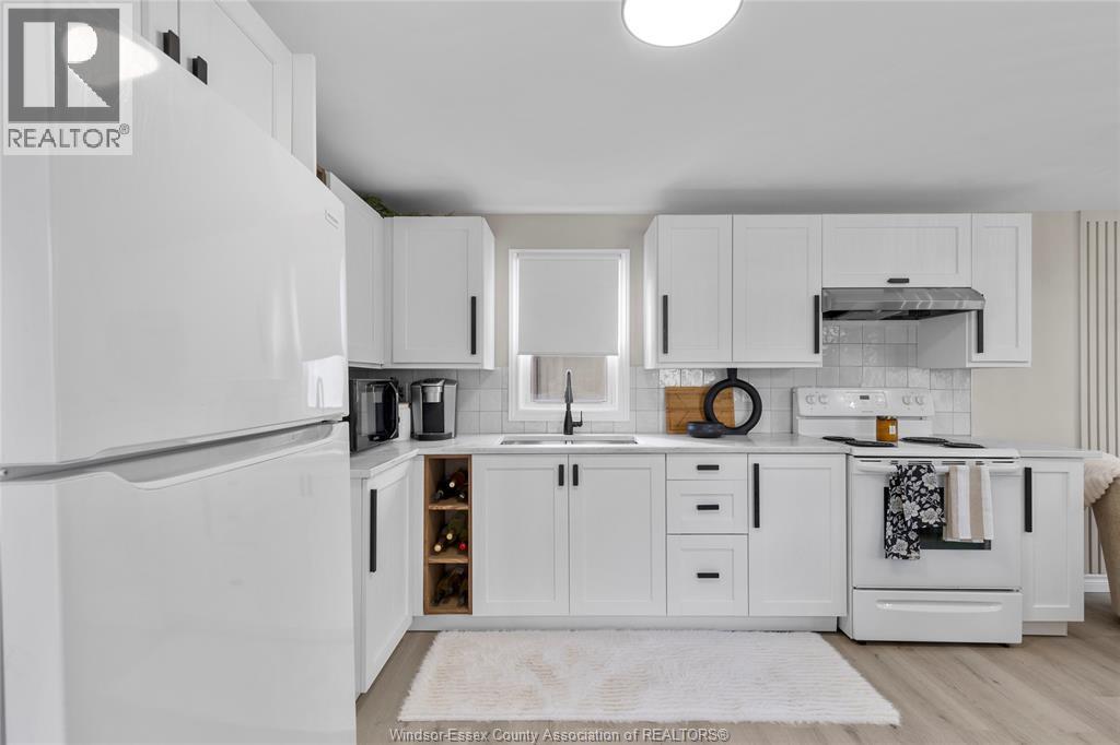 3 Lilac Court, Mcgregor, ON - Indoor Photo Showing Kitchen