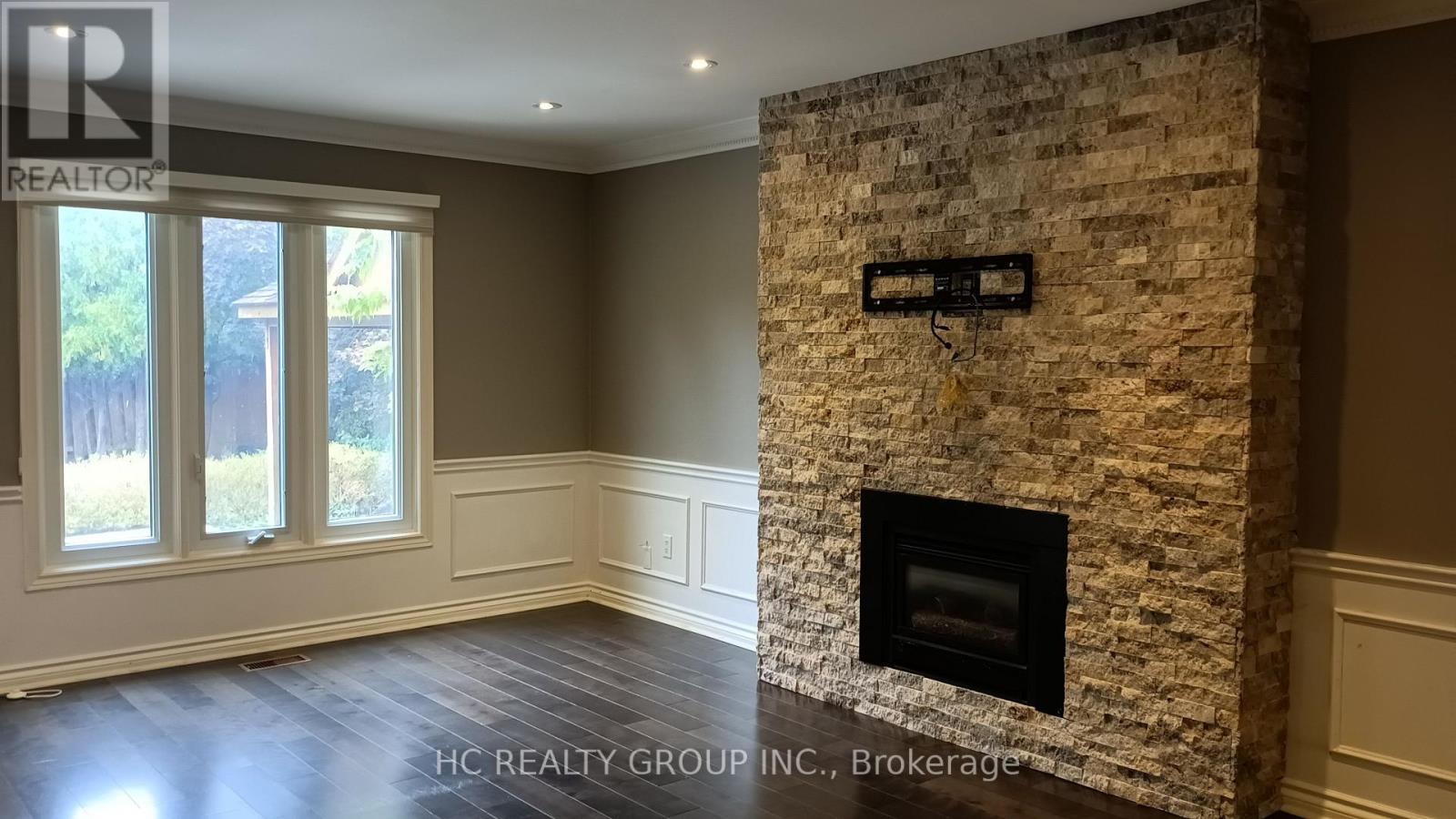 52 Chiltern Hill, Richmond Hill, ON - Indoor With Fireplace