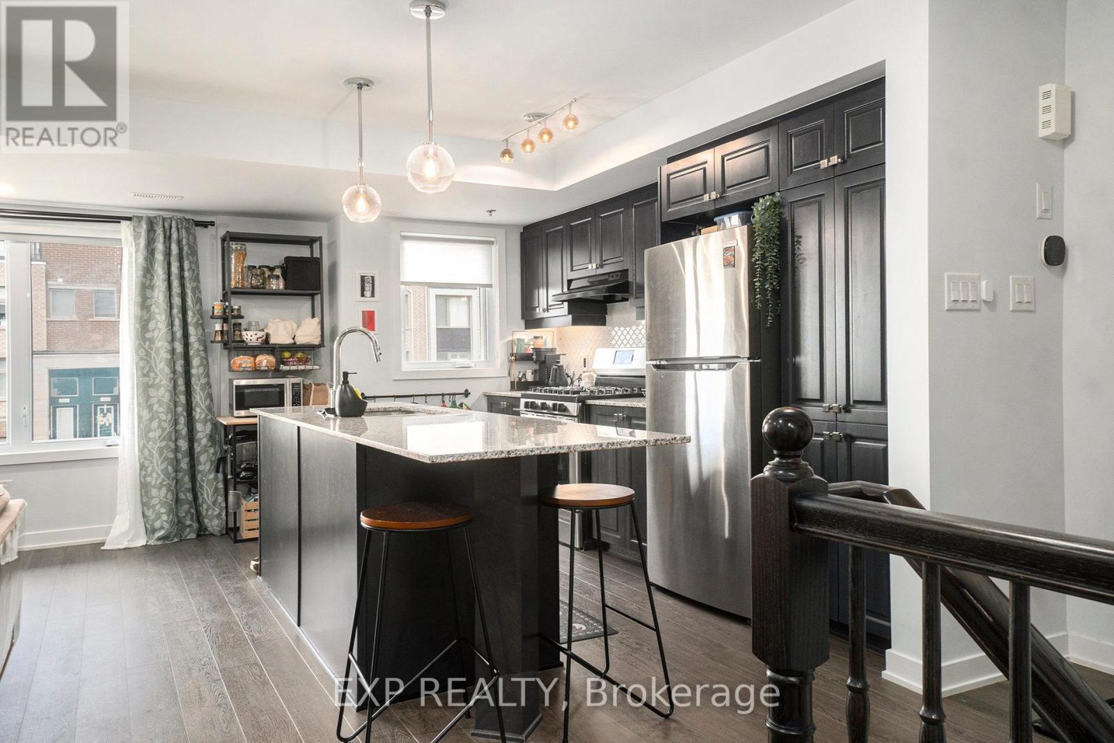 770 Mikinak Road, Ottawa, ON - Indoor Photo Showing Kitchen With Upgraded Kitchen