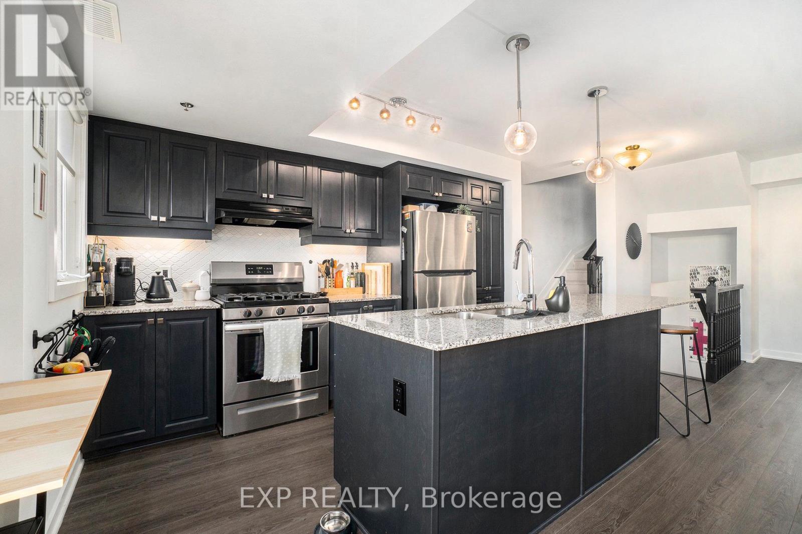 770 Mikinak Road, Ottawa, ON - Indoor Photo Showing Kitchen With Upgraded Kitchen