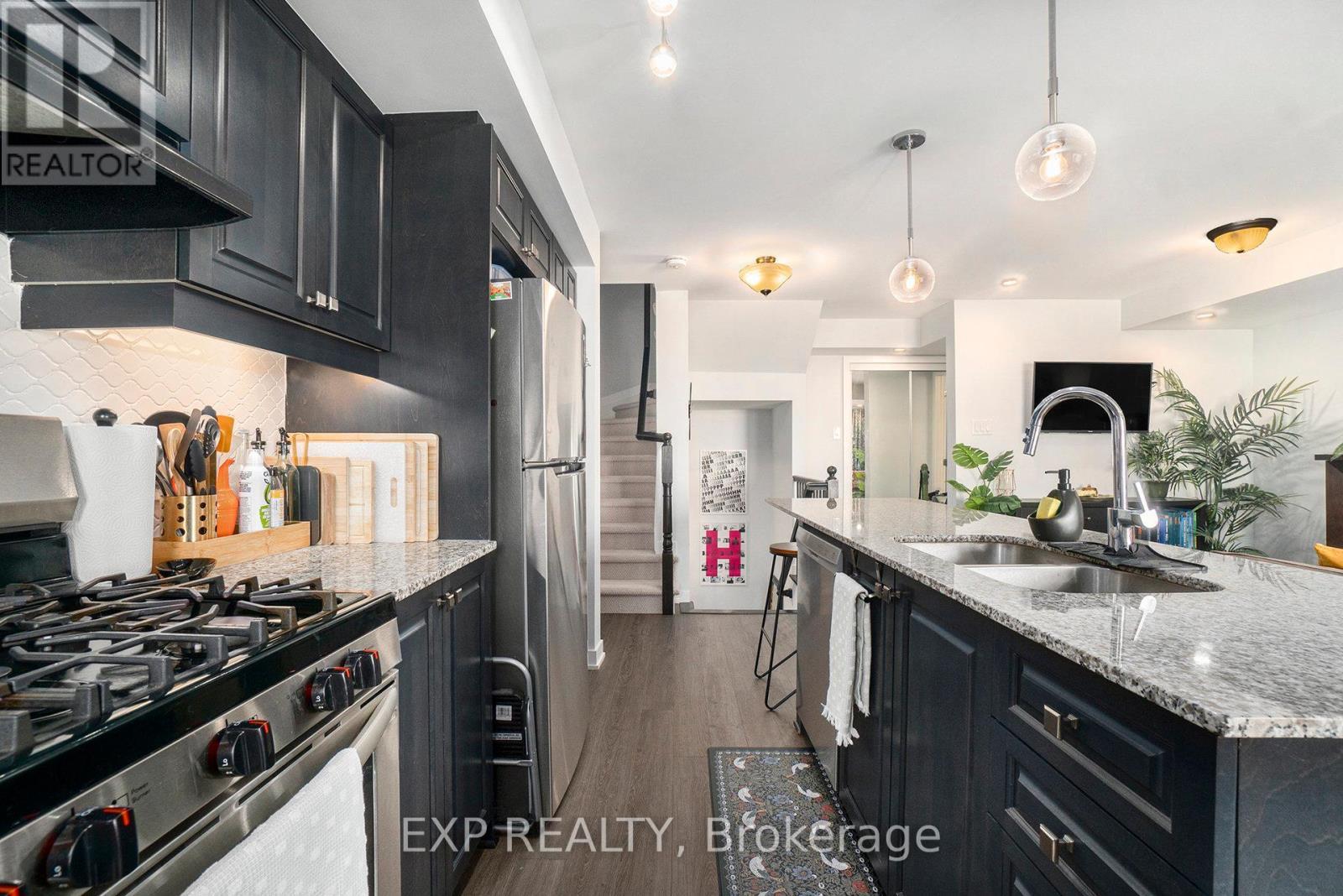770 Mikinak Road, Ottawa, ON - Indoor Photo Showing Kitchen With Double Sink With Upgraded Kitchen