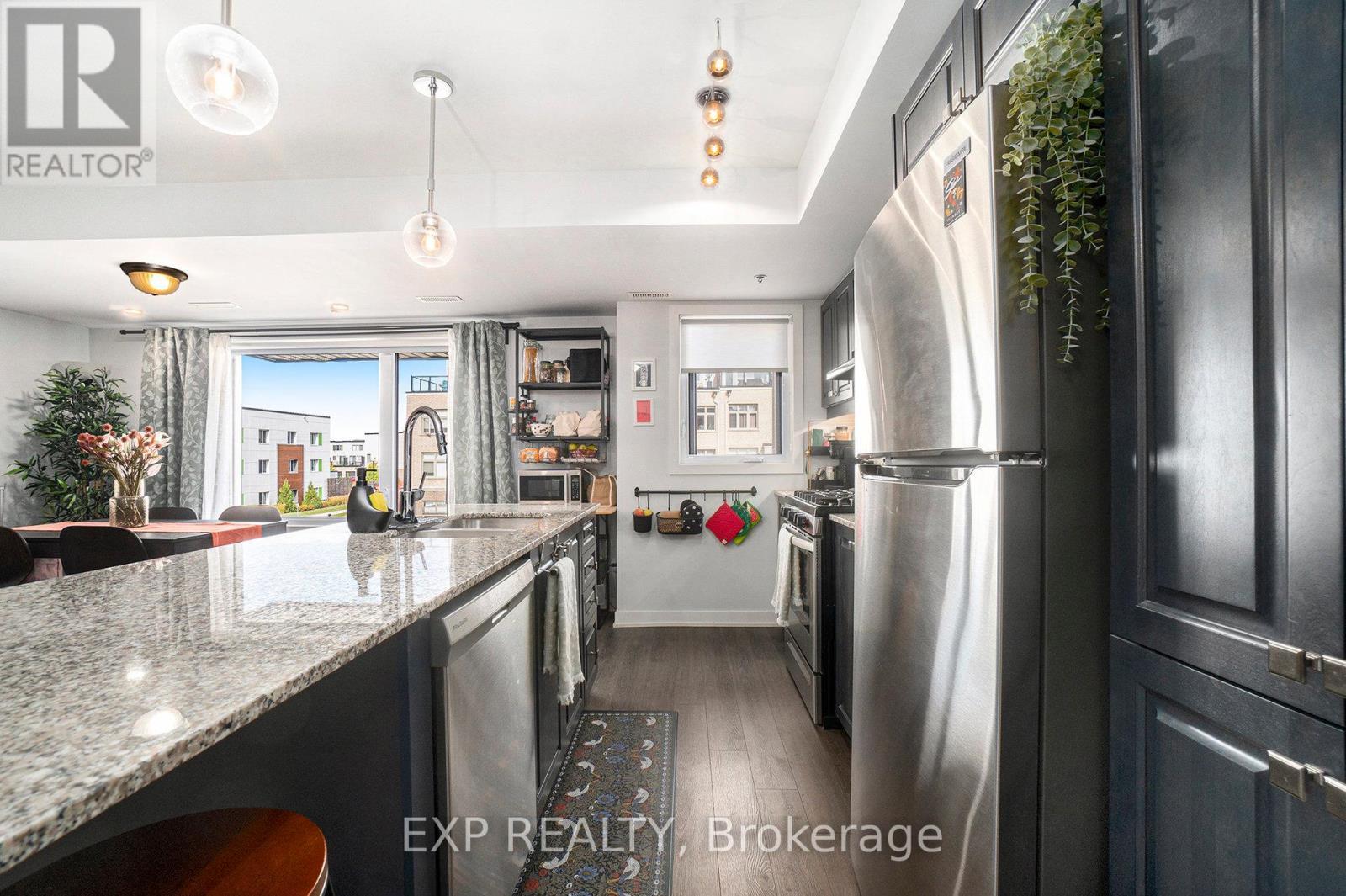 770 Mikinak Road, Ottawa, ON - Indoor Photo Showing Kitchen With Upgraded Kitchen