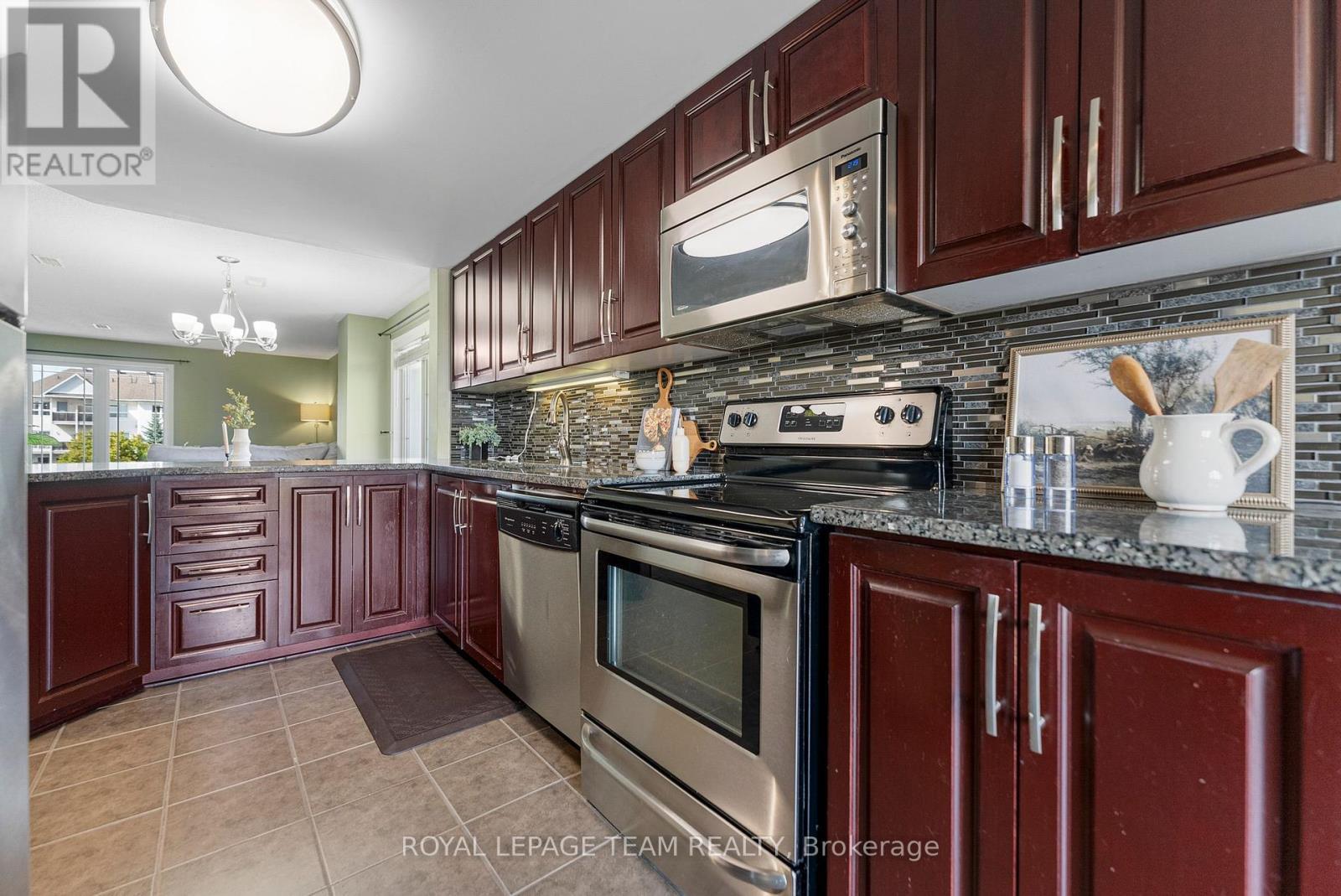 368 Crownridge Drive, Ottawa, ON - Indoor Photo Showing Kitchen With Stainless Steel Kitchen