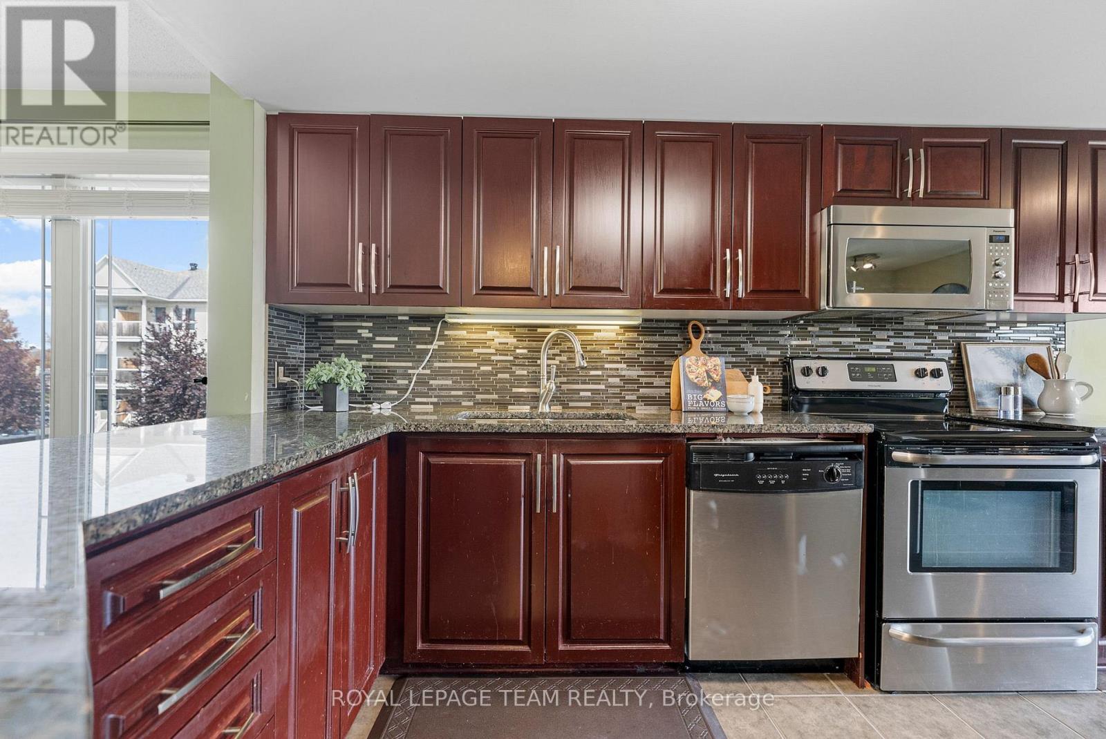 368 Crownridge Drive, Ottawa, ON - Indoor Photo Showing Kitchen With Stainless Steel Kitchen