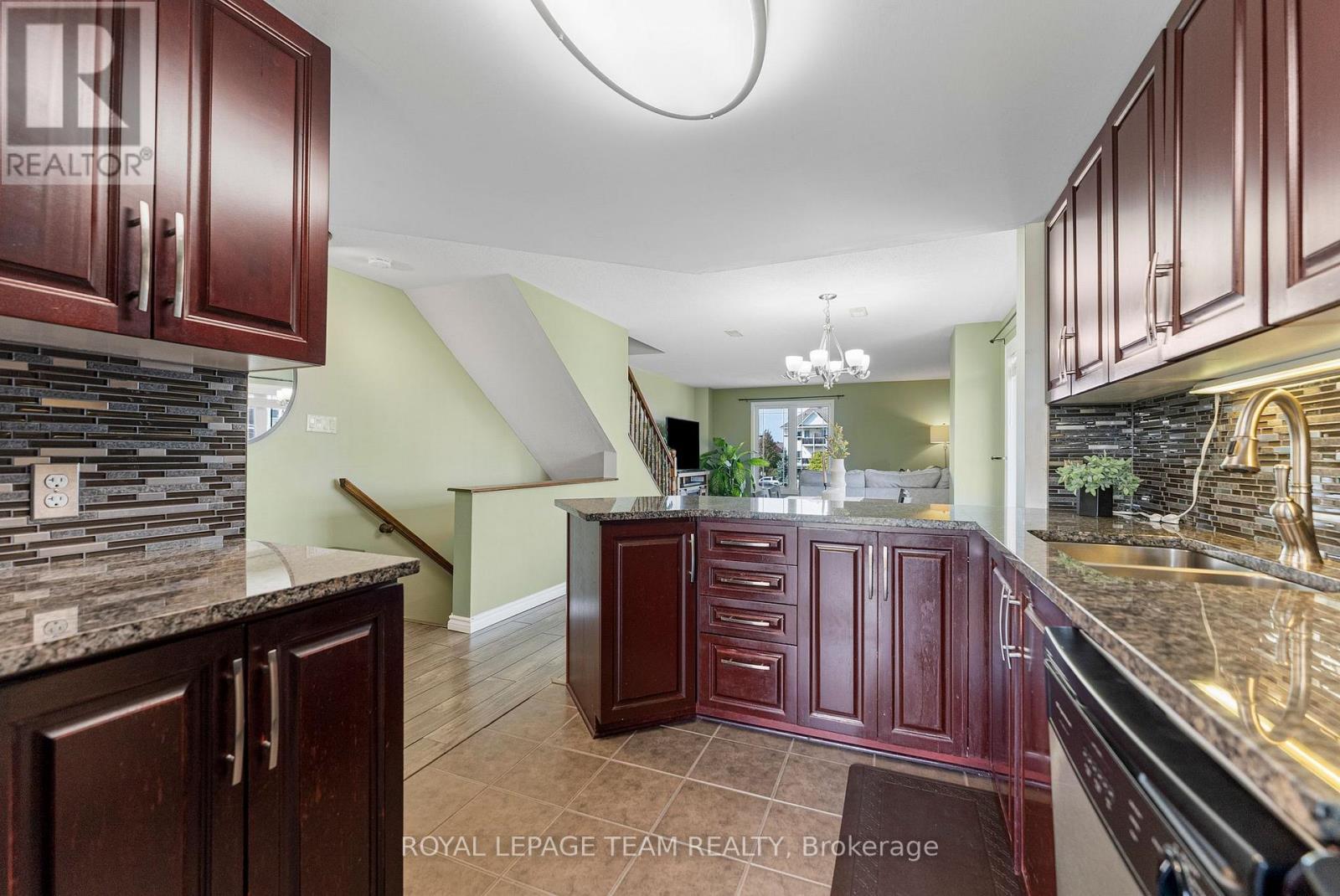 368 Crownridge Drive, Ottawa, ON - Indoor Photo Showing Kitchen