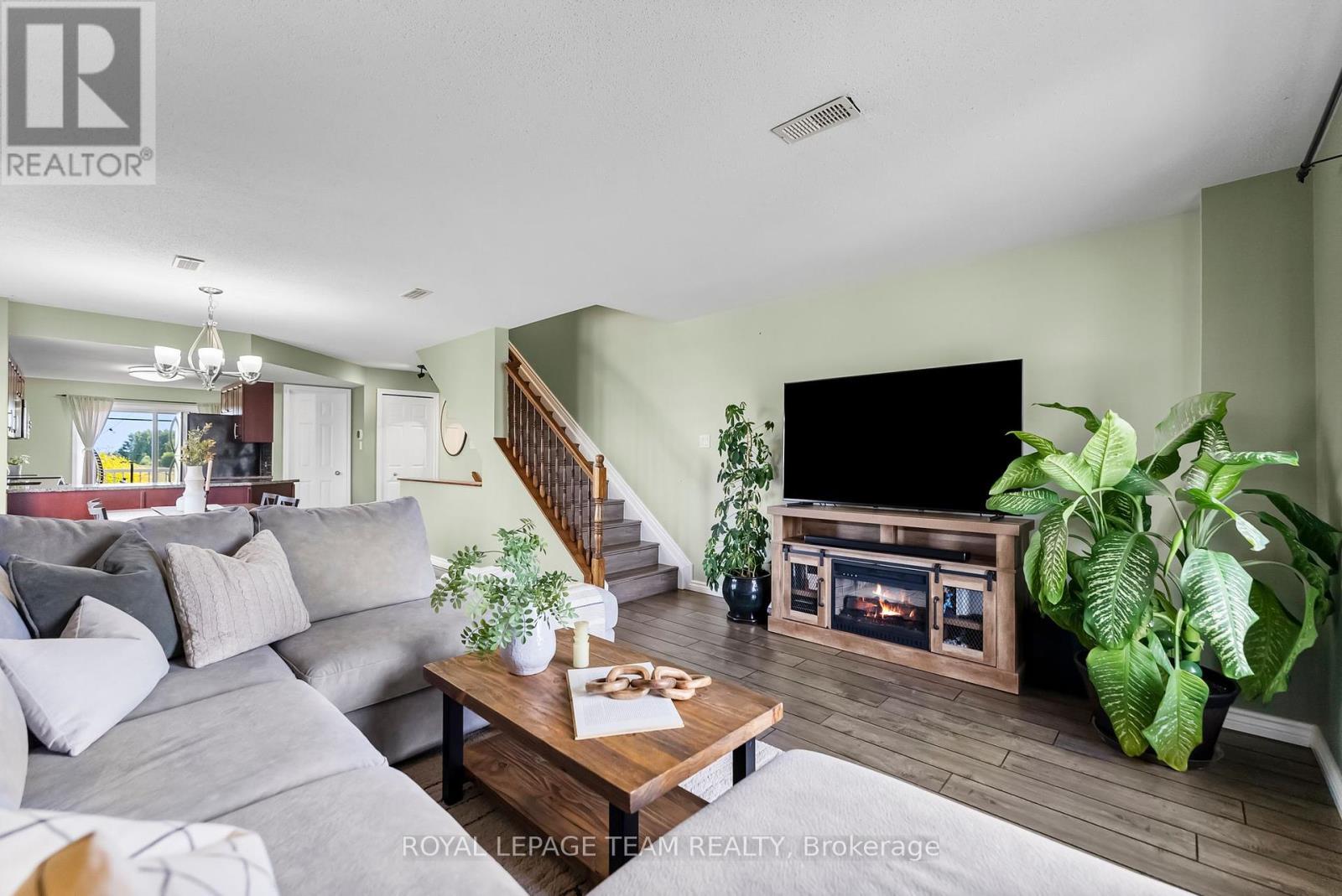 368 Crownridge Drive, Ottawa, ON - Indoor Photo Showing Living Room