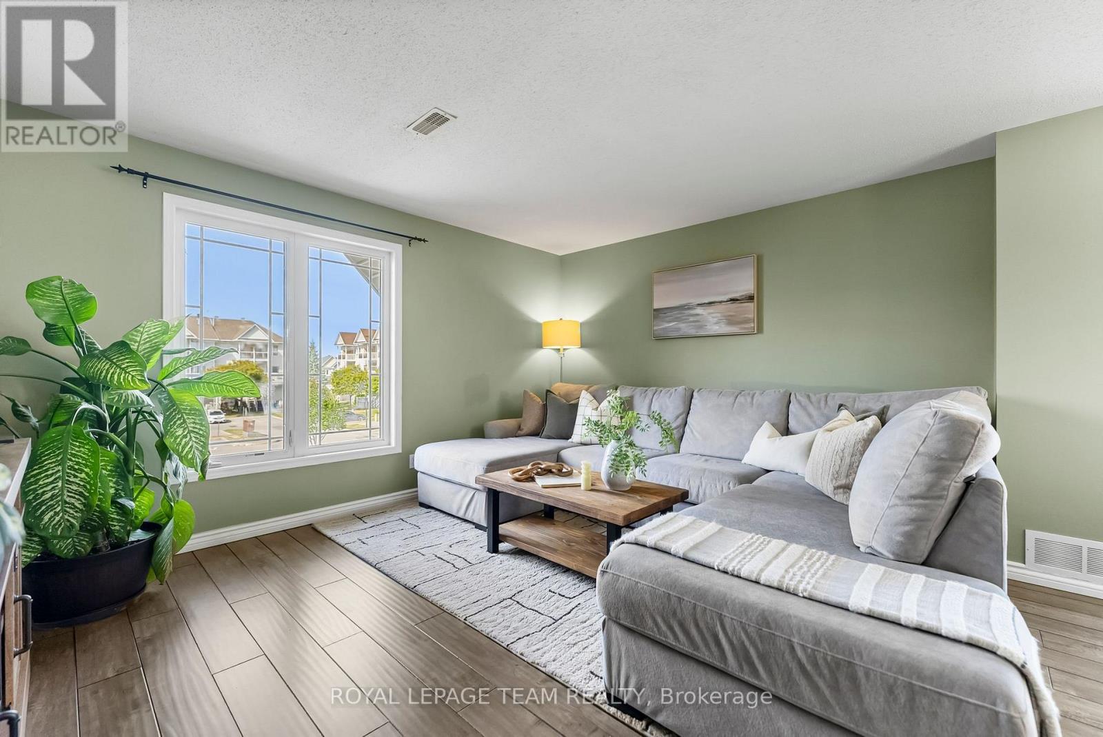 368 Crownridge Drive, Ottawa, ON - Indoor Photo Showing Living Room
