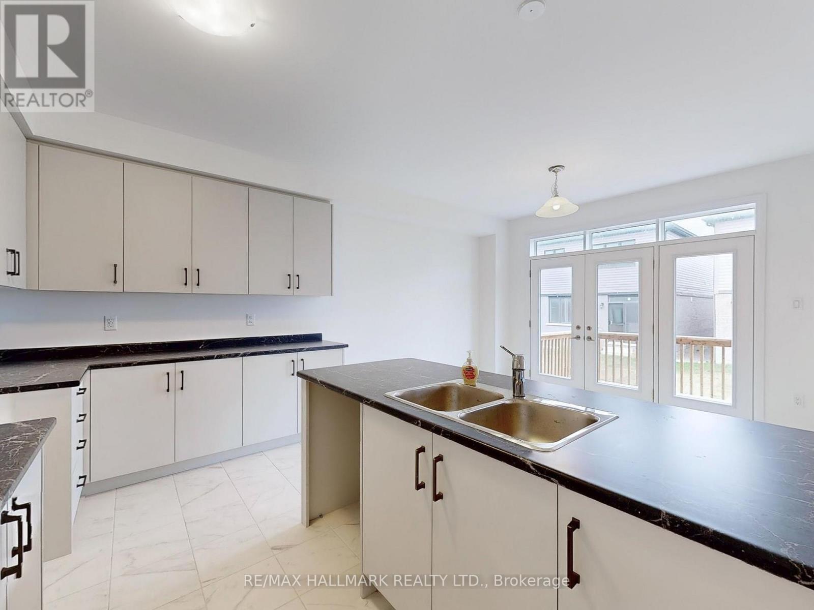 40 Velvet Way, Thorold, ON - Indoor Photo Showing Kitchen With Double Sink