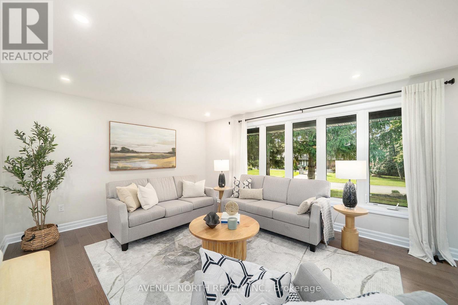 19 Newland Drive, Ottawa, ON - Indoor Photo Showing Living Room