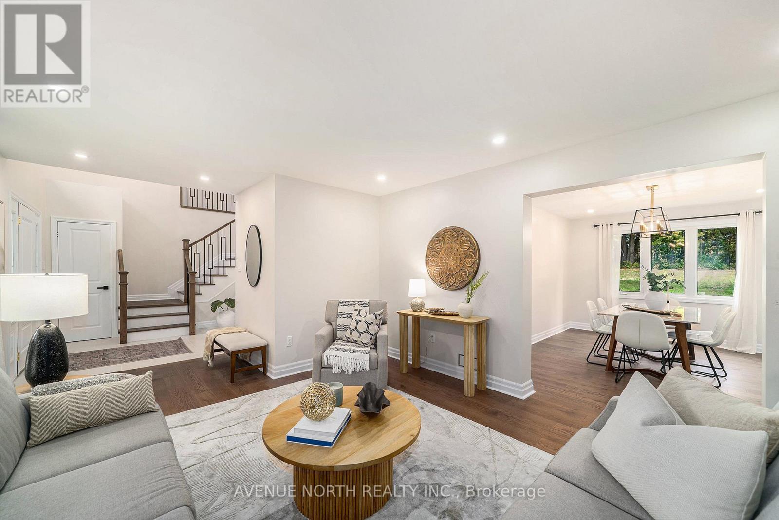 19 Newland Drive, Ottawa, ON - Indoor Photo Showing Living Room