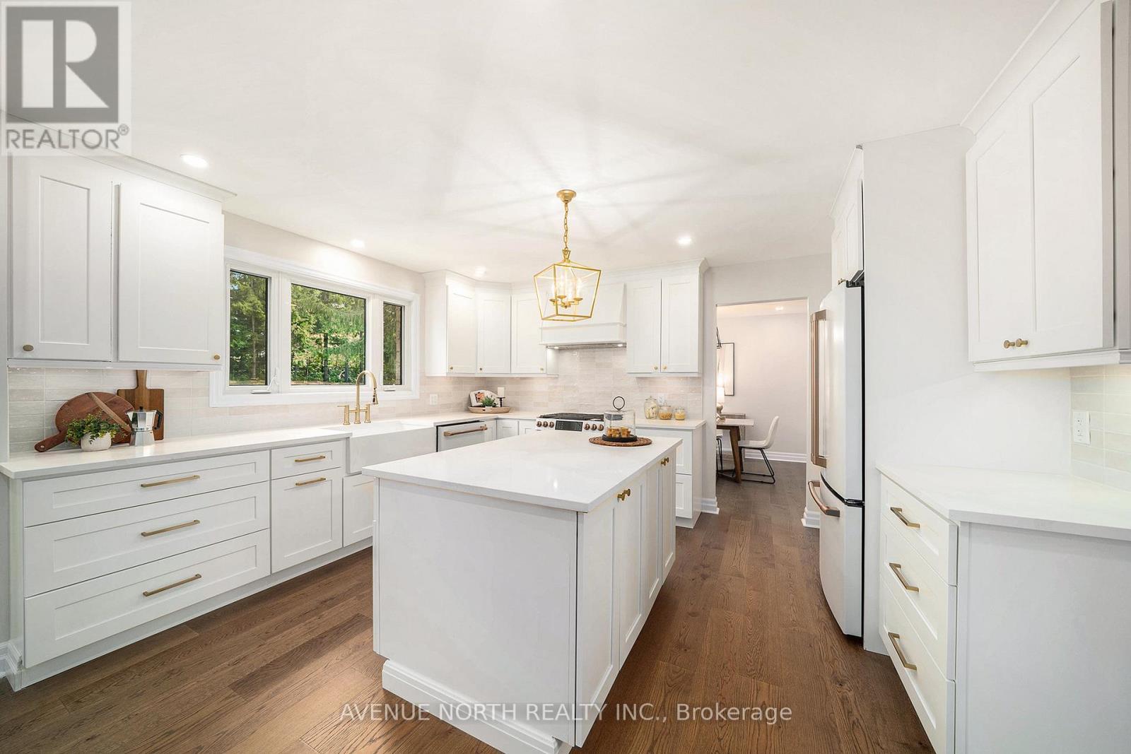 19 Newland Drive, Ottawa, ON - Indoor Photo Showing Kitchen With Upgraded Kitchen