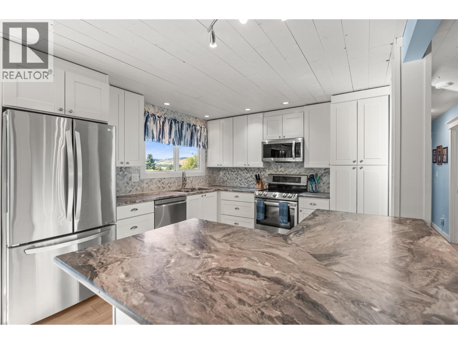 1400 30 Avenue, Vernon, BC - Indoor Photo Showing Kitchen With Upgraded Kitchen