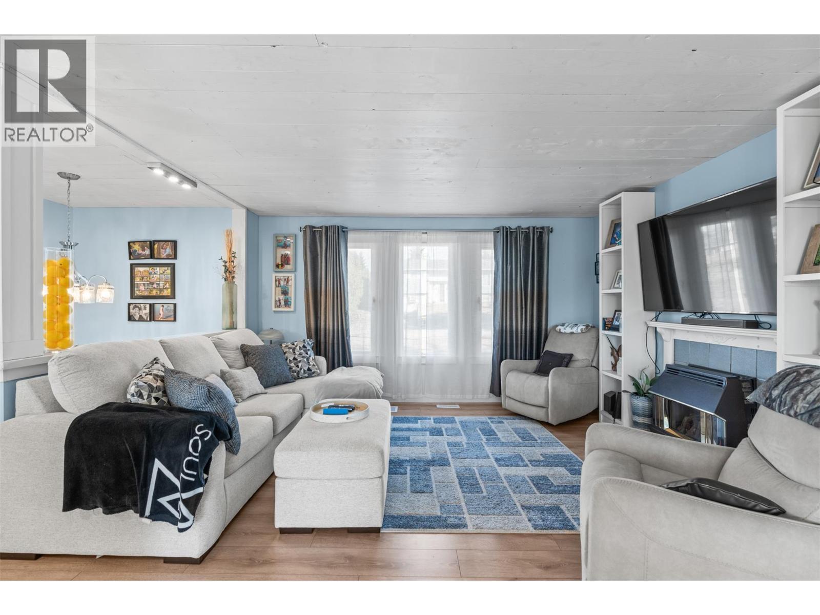 1400 30 Avenue, Vernon, BC - Indoor Photo Showing Living Room With Fireplace
