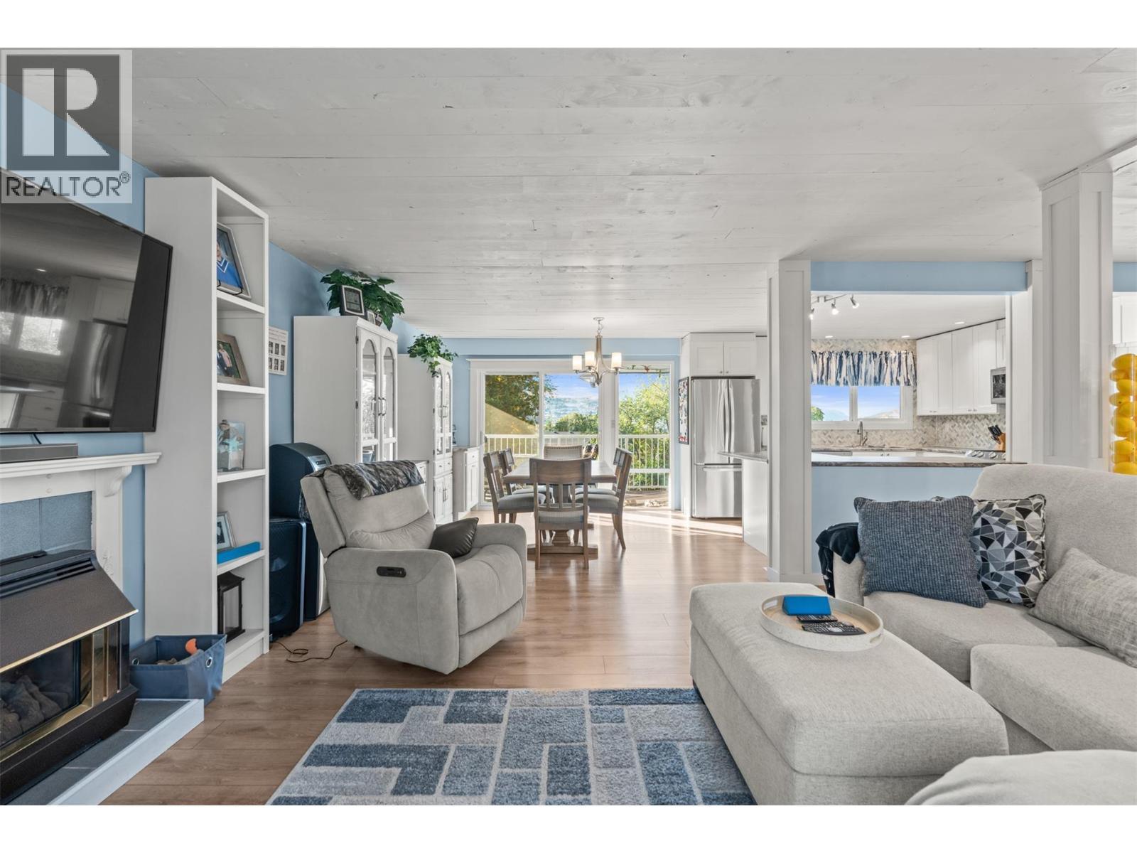 1400 30 Avenue, Vernon, BC - Indoor Photo Showing Living Room With Fireplace