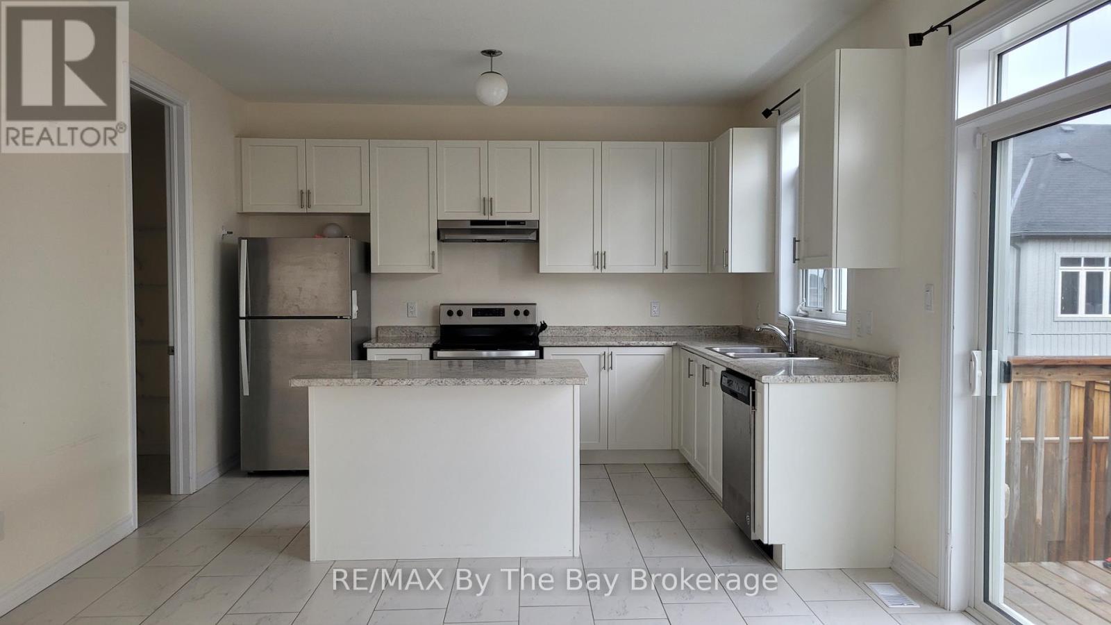 218 Roy Drive, Clearview (Stayner), ON - Indoor Photo Showing Kitchen With Double Sink