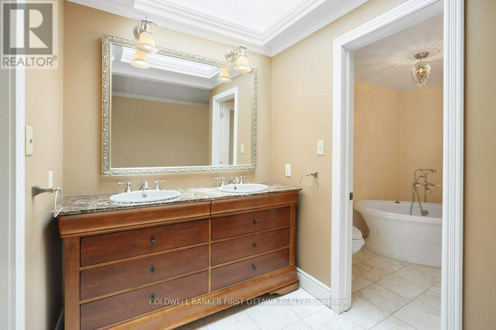 Primary Bedroom Vanity with Bathtub & toilet - 543 Besserer Street, Ottawa, ON - Indoor Photo Showing Bathroom