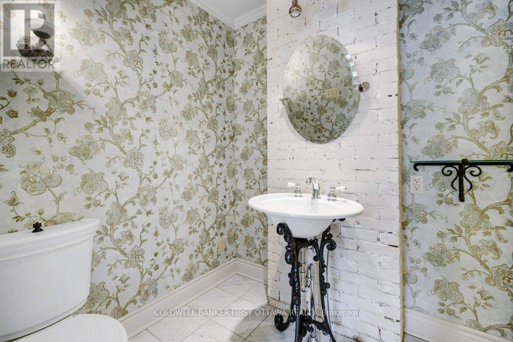 3rd Floor 4 - Piece Bath - 543 Besserer Street, Ottawa, ON - Indoor Photo Showing Bathroom