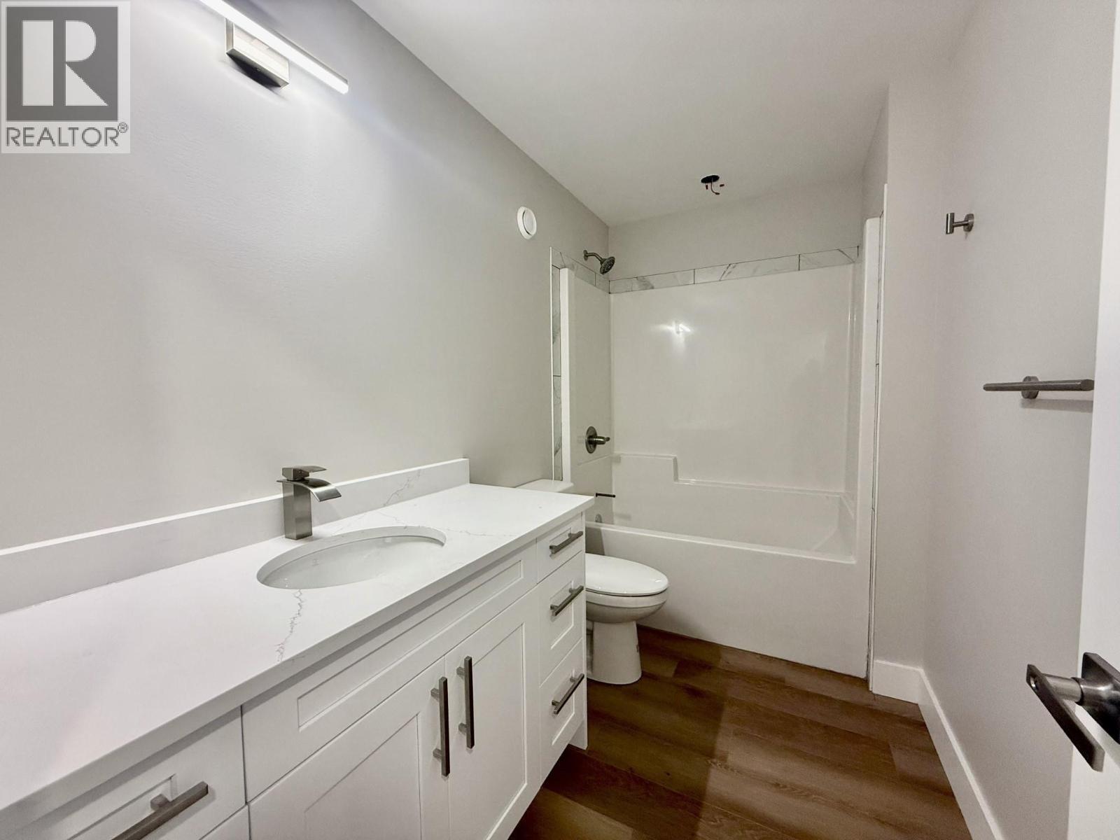 1938 Foxwood Trail Unit# 7, Windermere, BC - Indoor Photo Showing Bathroom