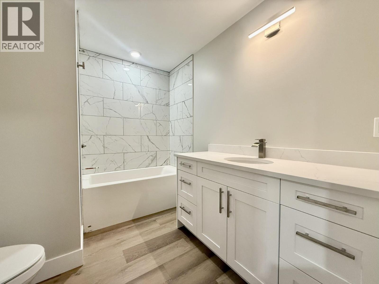 1938 Foxwood Trail Unit# 7, Windermere, BC - Indoor Photo Showing Bathroom