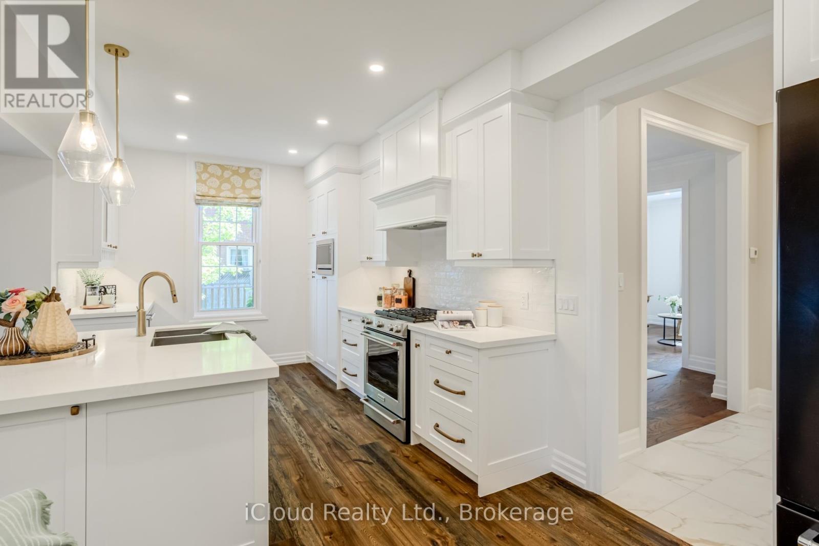 63 Zina Street, Orangeville, ON - Indoor Photo Showing Kitchen With Upgraded Kitchen