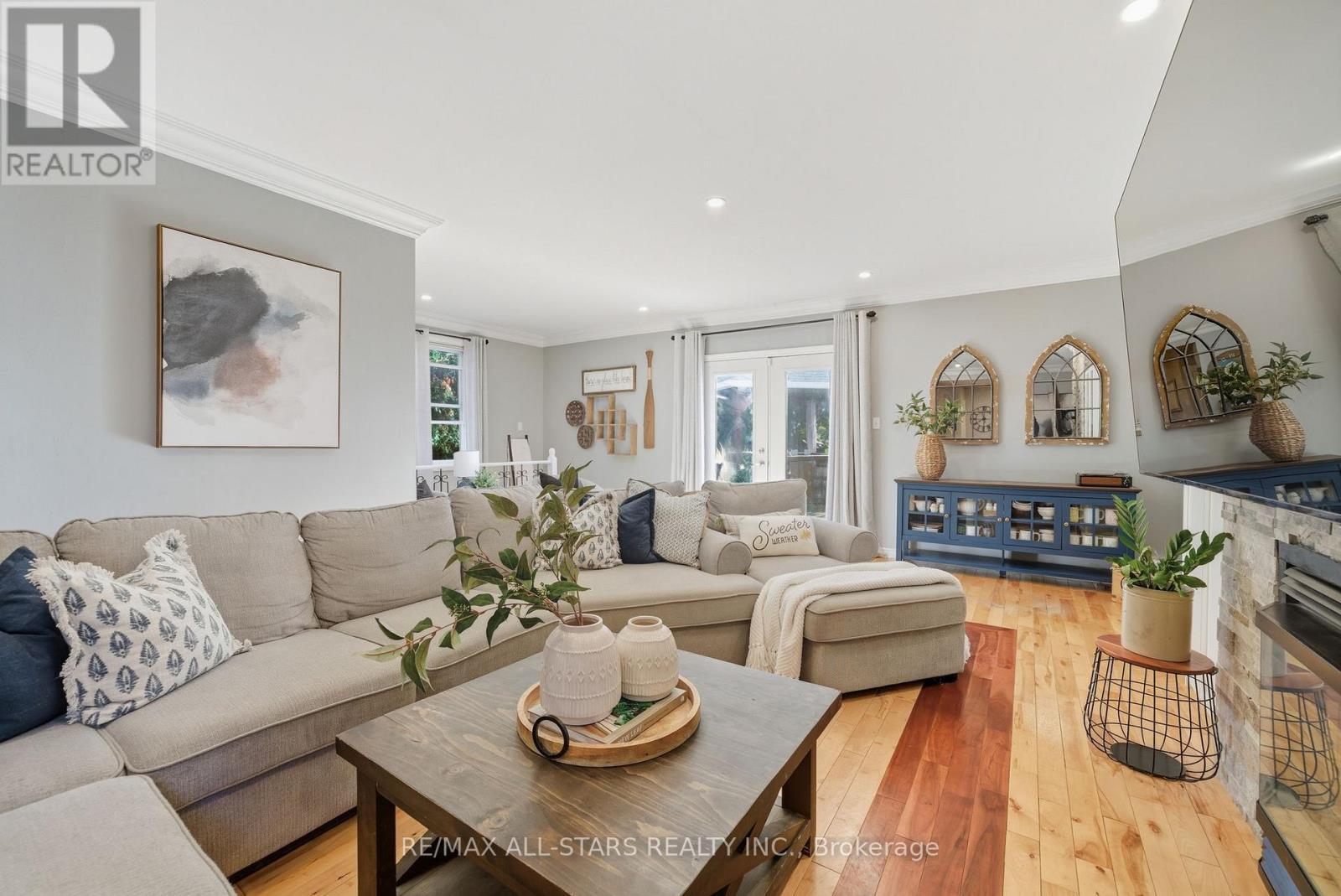 20 Keene Street, Scugog, ON - Indoor Photo Showing Living Room