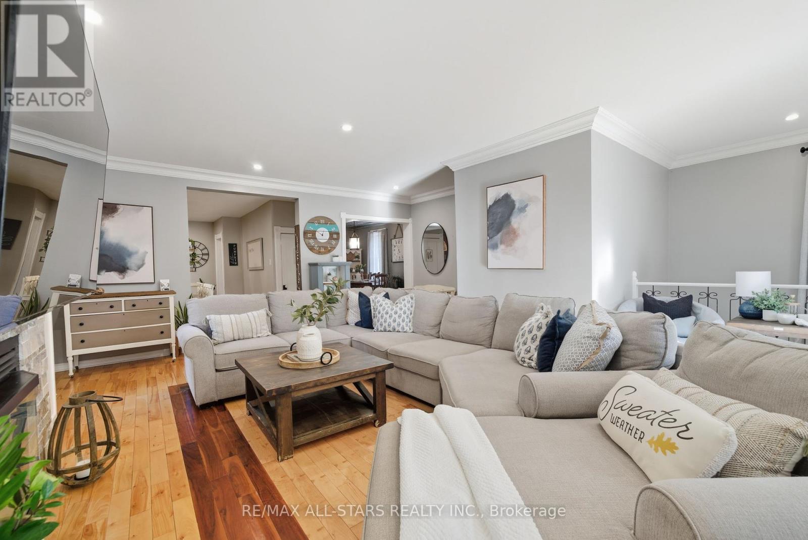 20 Keene Street, Scugog, ON - Indoor Photo Showing Living Room