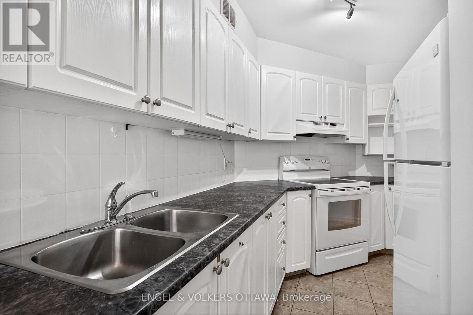 294 - 294 Gloucester Street, Ottawa, ON - Indoor Photo Showing Kitchen With Double Sink