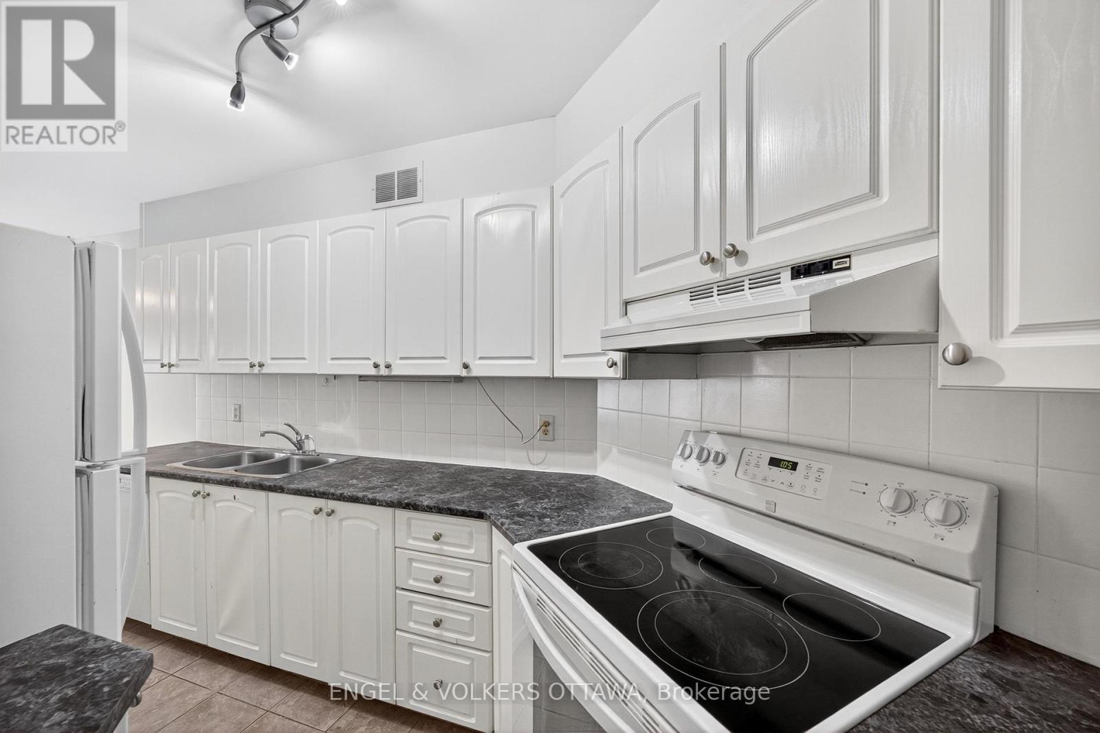 294 - 294 Gloucester Street, Ottawa, ON - Indoor Photo Showing Kitchen With Double Sink